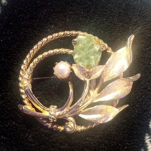 Sarah Coventry 50s, Jade Stone, Gold Tone Costume Wreath Brooch Pin